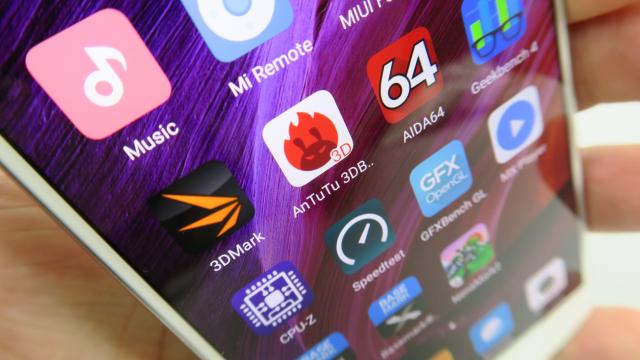 <b>Xiaomi Mi 6: Benchmark-uri cu podium adjudecat de mai bine de jumătate de an</b>Xiaomi Mi 6 a fost printre primele, dacă nu chiar primul telefon cu procesor Snapdragon 835 şi mă refer la cele disponibile comercial. Ca atare atunci când apărea el şi primea primele teste benchmark si îşi adjudecă podiumuri peste tot. Mai surprinzător..