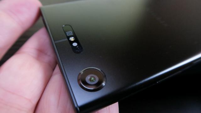 <b>Sony Xperia XZ1: Design clasic, acelaşi de 4 ani, doar că mai rotunjit puţin</b>Sony e probabil cea mai încăpăţânată companie când vine vorba de designul telefoanelor sale. Sunt milioane de oameni, fani chiar cerând o schimbare de format de ani buni şi în fiecare an vin cu acelaşi dreptunghi. Xperia XZ1 nu se abate prea mult de la..