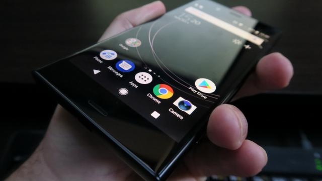 <b>Sony Xperia XZ1: Display de 5.2 inch HDR şi cu un colorit excelent</b>Am ceva ezitări când îl numesc pe Sony Xperia XZ1 "flagship de toamnă", în ideea că are ecran Full HD şi nu Quad HD sau 4K. Asta în condiţiile în care Sony a lansat deja un telefon cu ecran 4K în acest an... Xperia XZ Premium.