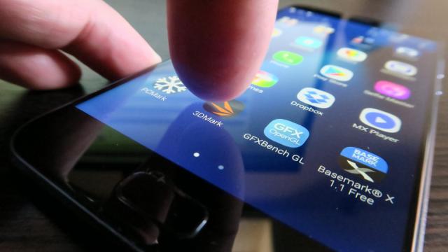 <b>ASUS ZenFone 4 (ZE554KL): Benchmark-uri la nivel de flagship de 2015</b>ASUS ZenFone 4 (ZE554KL) ramifică şi mai departe seria ZenFone 4, oferind variante cu procesor Snapdragon 630 sau 660 şi cu 4 sau 6 GB RAM. Noi avem modelul cu Snapdragon 630, cu procesor tactat la 2 GHz. Ambele chipset-uri sunt de 14 nm, 64 bit şi..