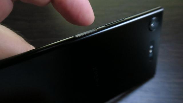 <b>Sony Xperia XZ1: Hardware bun de flagship de toamnă, nu se aruncă la experimente</b>Japonezii sunt uneori fani ai riscurilor, de aceea am văzut telefoane Sharp cu ecran edge to edge înainte să fie cool şi telefoane Sony Xperia Play, cu design glisant şi butoane de gaming. De câţiva ani totuşi Sony a lăsat-o mai moale cu riscurile şi sub 