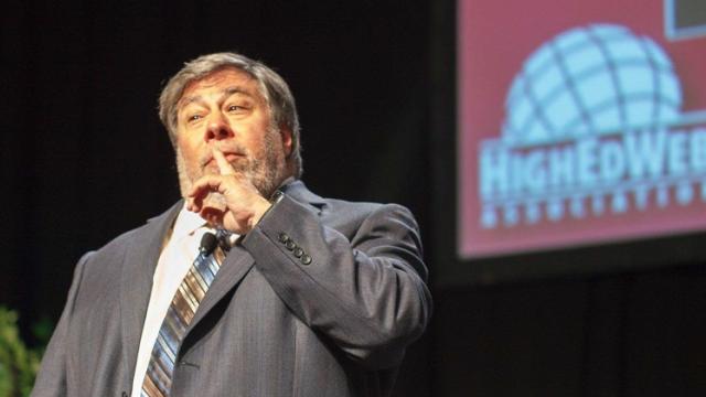 <b>Steve Wozniak, cofondator Apple afirmă că iPhone X e primul model iPhone pe care nu-l va cumpăra în ziua întâi</b>Un mare nume din istoria companiei Apple este și Steve Wozniak, unul dintre cofondatorii firmei care de curând a avut de făcut o declarație cel puțin inedită. El a declarat faptul că iPhone X va fi primul model de iPhone pe care nu îl va 