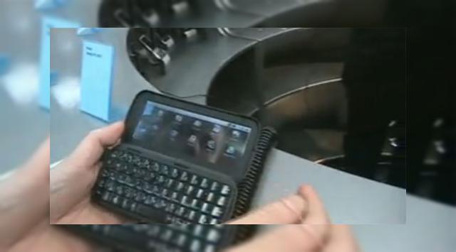 <b>Smartphone-ul Road Handy S101 ruleaza Android (Video)</b>Inca din septembrie 2006, cei de la UMPC Portal scriau despre Road S101, un terminal care urma sa fie lansat "in curand". Au trecut 3 ani si handsetul dotat cu Android tot nu a sosit pe piata inca. Nu ca asta l-ar face mai putin atractiv... Terminalul nu...