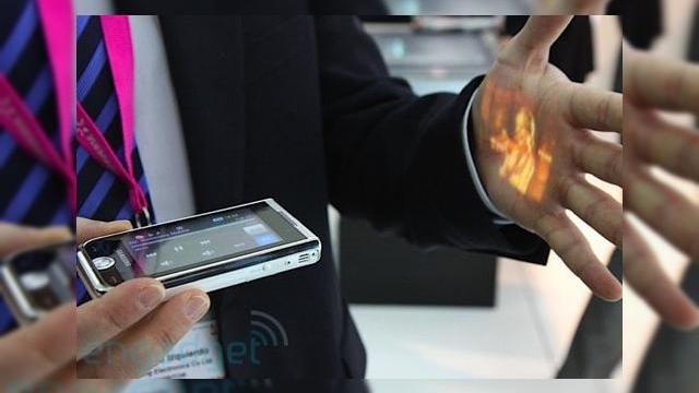 <b>Informatii proaspete despre proiectorul Samsung MPB200 si telefonul-proiector i7410</b>Pana acum, cele mai interesante produse ale brandului Samsung, micro-proiectorul MBP200 si telefonul proiector i7410 au fost prezentate doar sub forma de concepte, mai degraba decat produse reale. Iata ca in sfarsit beneficiem de detalii gen pret si data...
