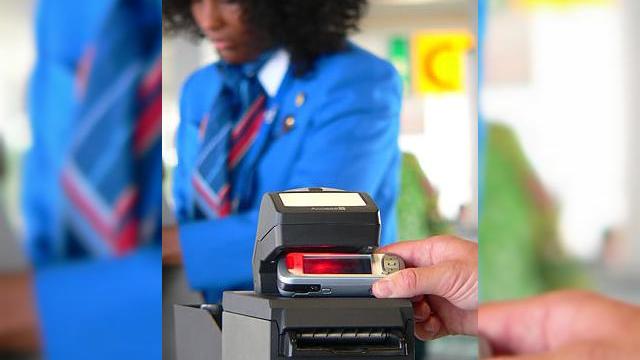 <b>Air France si KLM lanseaza permisele electronice de imbarcare, disponibile pe telefon</b>Dupa o perioada de testare de 6 luni, in timpul zborurilor pe ruta Paris-Amsterdam-Paris, Air France si KLM au lansat un nou serviciu, care ofera pasagerilor sansa sa descarce permise electronice de imbarcare pe telefonul mobil sau PDA. Clientii se vor...