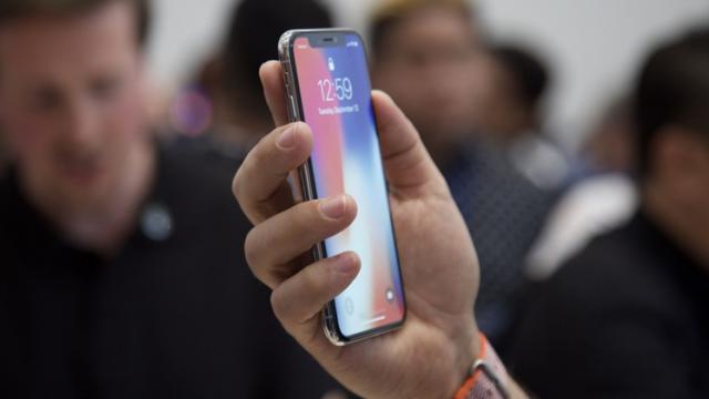 <b>Înlocuirea display-ului de pe iPhone X va costa cam cât un smartphone Android mid-range</b>Ecranul lui iPhone X este punctul principal de atracție al telefonului, dar în cazul în care handset-ul ajunge să ne cadă pe jos acesta se poate dovedi și cel mai slab punct. Spunem asta pentru că la spargerea ecranului veți fi nevoiți să plătiți