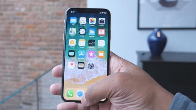 <b>Vedetele de pe YouTube prezintă iPhone X în acţiune; De la fashioniste la bloggeri generalişti, cu primele impresii hands on (Video)</b>Apple a decis să le ofere celebrităților de pe YouTube o privire mai detaliată asupra lui iPhone X, terminal ce va fi livrat începând cu data de 3 noiembrie către norocoșii ce au reușit să plaseze o precomandă în timp util. Vedem astfel o serie