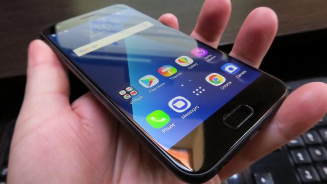 <b>ASUS ZenFone 4 (ZE554KL): OS, UI, aplicaţii cu un nou suflu, mai light şi mai aerisit</b>De când a început ASUS să facă smartphone-uri, indiferent ce puncte bune au avut acestea şi fie că e vorba de ZenFone-uri sau PadFone-uri, mereu am zis: e foarte bun, DAR... şi acel DAR avea de-a face deseori cu softul. Bloatware-ul era marea problemă..