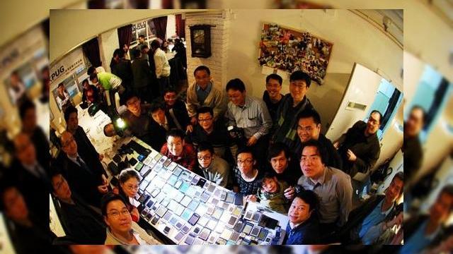 <b>Petrecere de adio pentru Palm OS</b>Daca v-ati intrebat vreodata cum ar arata o petrecere de adio pentru Palm OS, raspunsul il descoperiti in imaginea de mai jos. Un grup de fani Palm au organizat o astfel de petrecere in Hong Kong, marcand sfarsitul unei ere si inceputul dominatiei lui...