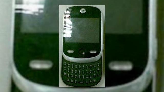 <b>Motorola anuleaza telefonul Alexander</b>Stiam ca Motorola ar dori sa se salveze prin intermediul unor terminale promitatoare, astfel ca atunci cand Alexander si Atila si-au facut aparitia pe web, sperantele noastre au renascut. Din nefericire, handseturile au dezamagit si iata ca Alexander e...