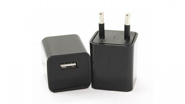 <b>TomTop are în ofertă un încărcător inedit; costă 16,99 dolari și integrează o cameră video de supraveghere</b>Din când în când mai găsim în oferta magazinelor din afară și dispozitive inedite precum acest încărcător care la prima vedere nu iese cu nimic în evidență. Totul se schimbă atunci când aflăm că el găzduiește o cameră video de supraveghere