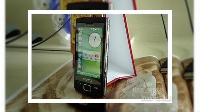 <b>Samsung B7300, fotografiat in premiera, dotat cu Windows Mobile 6.1</b>Samsung B7300 este cea mai noua "scapare" a producatorului sau asiatic, iar de data aceasta avem de-a face cu un telefon Windows Mobile foarte subtire si aratos. Terminalul mosteneste lookul lui Samsung S8300 UltraTOUCH, dar ne mira includerea OS-ului...