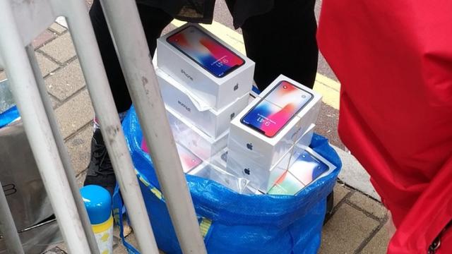 <b>iPhone X este vândut de bișnițari la doi pași de magazinul Apple din Hong Kong</b>Publicul asiatic a fost întotdeauna cucerit de produsele iPhone și modelul aniversar nu face excepție, astfel că bișnițarii s-au pus pe treaba chiar lângă un Apple Store din Hong Kong. Aici au fost zăriți mulți astfel de comercianți ad-hoc care