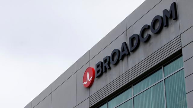 <b>Broadcom face o ofertă pentru Qualcomm în valoare de 130 de miliarde de dolari; Schimbări tectonice pe piaţa CPU</b>La doar câteva zile de la zvonul apărut în online cu privire la posibila achiziție Qualcomm, iată că începutul săptămânii ne aduce vești despre această afacere. Broadcom a depus o ofertă pentru cumpărarea gigantului Qualcomm și aflăm