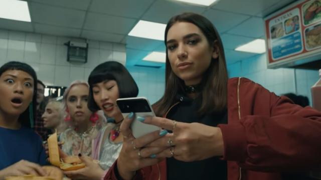 <b>Google Pixel 2 primeşte o nouă reclamă axată pe avantajele lui Google Assistant, Google Photos şi camera de top</b>Pentru a promova gama de terminale Pixel 2, cei de la Google au început în aceste zile difuzarea unei noi reclame prin care se scot în evidență elemente precum camera foto de top, software-ul stock și faptul că produsele sosesc