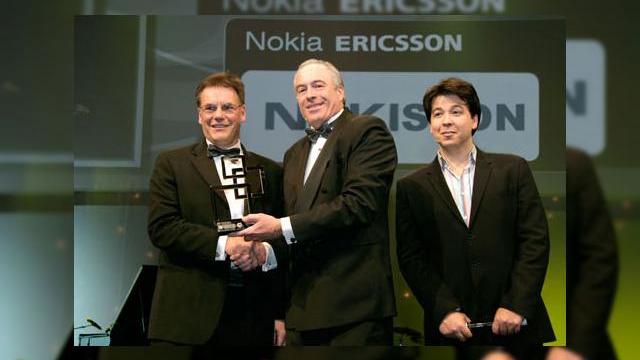 <b>Nokia se aliaza cu Ericsson; o noua fabrica in Romania?</b>In vreme ce in SUA tocmai debuteaza showul CTIA, Nokia a organizat o conferinta de presa fulger, in care a anuntat ca isi va uni fortele cu Ericsson. Declaratia vine prin intermediul mai-marilor celor 2 companii, Olli-Pekka Kallasvuo (Nokia) si...