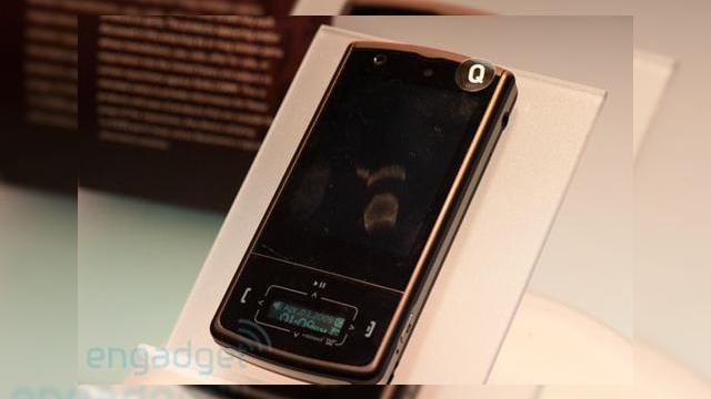 <b>Smartphone-ul Inventec V112 soseste cu display mirasol</b>Desi cei de la Engadget nu au reusit sa porneasca terminalul Inventec V112, acest prototip era expus la standul Qualcomm de la CTIA. De ce la Qualcomm? Deoarece compania detine Qualcomm MEMS Technologies, care a dezvoltat display-ul mirasol. Aceasta...