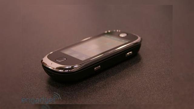 <b>Motorola Evoke QA4, la prima analiza specializata (Video)</b>La prima privire aruncata lui Motorola Evoke QA4, acesta nu seamana deloc cu "ceva" ce ar produce compania care a dat lumii seria RAZR. Acesta este un lucru bun, deoarece Moto a trecut in sfarsit de la eternele designuri repetate la ceva nou si original....