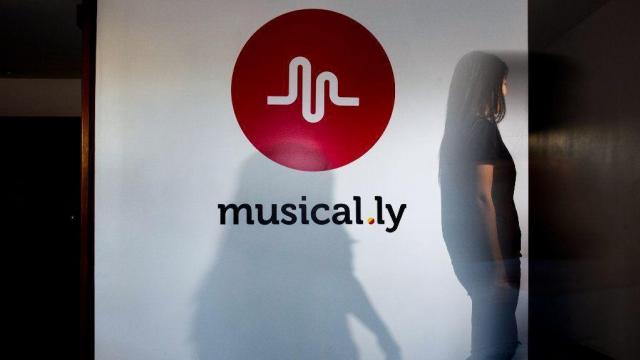 <b>Una din cele mai populare aplicații pentru adolescenți - Musical.ly a fost vândută pentru 1 miliard de dolari SUA</b>Dacă nu ai auzit de rețeaua Musical.ly, atunci cel mai probabil că ai îmbătrânit (glumesc). Pentru cei care au rămas în urmă, Musical.ly este o aplicație extrem de populară printre adolescenți cu un concept foarte simplu. Poți crea videouri scurte de..