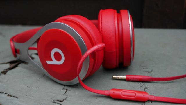 <b>Turul Magazinelor #325: Nokia 8 la preţ excelent, reduceri la căşti Beats, maşină de pâine Tefal cu discount şi un iPhone 7 cu nuanţă RED</b>Tururile de weekend sunt mereu atractive, pentru simplul fapt ca există un fel de tradiţie ca în fiecare vineri să apară o nouă serie de oferte de weekend la retaileri. Cuplăm asta cu Black Friday-urile timpurii şi cu reducerile de 11/11 din China şi..