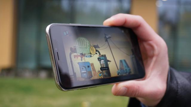 <b>Apple iPhone X: Benchmark-uri de top evident, zero sughiţuri şi ușoară supraîncălzire</b>Încă de la iPhone 8 am aflat că Apple A11 Bionic se poate bate cu un Intel Core i5 de pe un MacBook Pro. Ca atare iPhone X canalizează acea putere, în tandem cu 3 GB RAM. Practic ar trebui să fie la fel de  puternic ca iPhone 8 Plus, dar cu altă rezoluţie