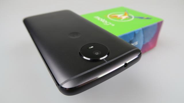 <b>Motorola Moto G5s Unboxing: scoatem din cutie un telefon midrange cu corp metalic și cameră selfie cu blitz (Video)</b>A venit momentul unui nou unboxing, de această dată cel al lui Motorola Moto G5S, o variantă cu mici upgrade-uri a lui Moto G5, pe care l-am testat deja. Lansat în luna august a acestui an smartphone-ul este un mid-midranger, care se remarcă prin camera..