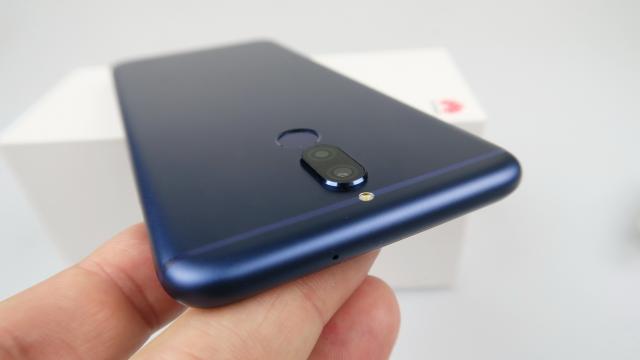 <b>Huawei Mate 10 Lite Unboxing: telefonul cu 4 camere e aici, Huawei gândeşte "out of the box" cu designul (Video)</b>Luna trecută debuta nouă serie de telefoane Huawei Mate 10, printre care se numărau modelele Mate 10 şi Mate 10 Pro, dar şi mai accesibilul Huawei Mate 10 Lite. Pe acesta din urmă îl scoatem din cutie mai jos, având potenţialul de a fi un best seller pe f