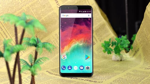 <b>ULEFONE Mix 2 devine oficial; smartphone cu display 18:9 și dotări entry-level</b>Din partea companiei chineze Ulefone sosește astăzi smartphone-ul Ulefone Mix 2, terminal cu display 18:9 care se prezintă bine la nivel de design. Ecranul este unul de 5.7 inch cu rezoluție Full HD+, dar din păcate restul dotărilor hardware