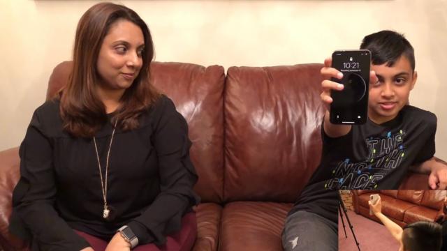 <b>"Cu cine seamănă ăla micu'?" Cu mama sa conform lui Face ID... destul cât să deblocheze iPhone X (Video)</b>Face ID începe să se cam facă de râs, pentru că deja a fost fentat atât de frați gemeni, cât şi de nişte băieţi temerari cu proteze faciale complexe. E de ajuns să afli în ce puncte se "ancorează" acea scanare facială pentru a imita construcţia nazală..