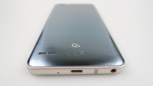 <b>LG Q6: Multimedia competitivă la divertisment, OK la muzică</b>Am şi uitat ultima oară când am văzut un telefon care să nu mai aibă difuzorul jos sau în faţă, deasupra sau sub ecran. Dacă Samsung a pus pe seria Galaxy J difuzorul pe muchia laterală, LG Q6 ne duce la vremea în care difuzoarele se aflau în spate.