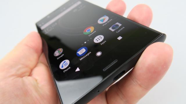 <b>Sony Xperia XZ1: Multimedia cu super multe reglaje, parcă nu aşa zgomotos</b>Seria Sony Xperia a ajuns să fie asociată cu difuzoarele stereo, cu calitatea audio bună şi cu multiplele reglaje acustice, moştenite de la playerul Walkman. Xperia XZ1 nu putea face excepţie de la coşul cu bunătăţi, fiind cel mai nou flagship al..