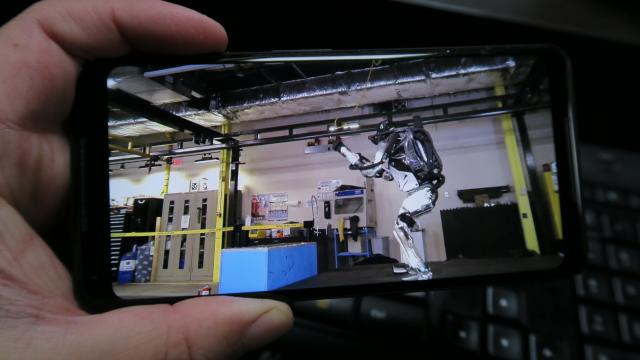 <b>YouTube devine mult mai atractiv pentru ecranele 18:9</b>În weekend-ul ce tocmai a trecut aplicația YouTube pentru Android a bifat o actualizare mult-așteptată pentru posesorii de smartphone-uri cu ecran 18:9. De acum înainte odată cu versiunea 12.44 avem la dispoziție o modalitate prin care