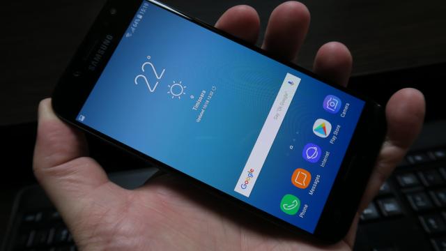 <b>Samsung Galaxy J5 (2017): OS, UI, aplicaţii - Android Nougat face echipă cu noul Samsung Experience</b>Dacă la design şi hardware au început să scadă compromisurile care despart seria Galaxy A de cea Galaxy J, iată că şi la nivel de software se întâmpla acelaşi lucru. Galaxy J5 (2017) primeşte tot Android 7.0 Nougat şi Samsung Experience 8.1 ca şi modelele