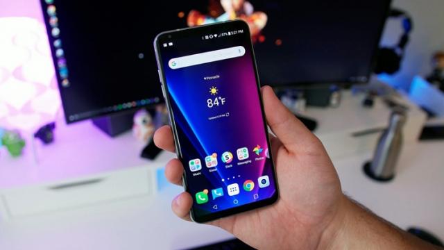 <b>Turul Magazinelor #333: Revenim la prima iubire - telefoanele cu discount, Xperia XA1 şi Galaxy C8; LG V30+ e în România şi avem şi crampoane de zăpadă</b>În turul magazinelor de astăzi avem câteva noutăți interesante ajunse pe plan local, printre acestea numărându-se phablet-ul LG V30+ și căștile Google Pixel Buds. Mai includem și alte două smartphone-uri aici și aflați că luăm seama