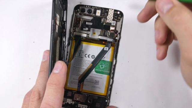 <b>OnePlus 5T este disecat şi vine alături de câteva surprize: componente uşor de scos, viitoare rezistenţă la apă (Video)</b>Am văzut mai întâi un test de rezistență aplicat lui OnePlus 5T, iar acum avem ocazia să vedem și cât de ușor este de reparat acest flagship accesibil. Vă reamintim că telefonul de față se vinde pentru suma de doar 499 euro în varianta
