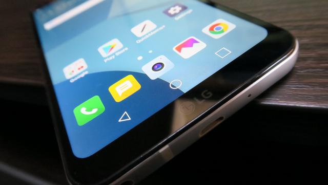 <b>LG Q6: OS, UI, aplicaţii - Android 7.1.1 şi LG UX fac o echipă elegantă</b>Interfaţa lui LG G6 mi s-a părut interesantă, cu toată acea idee de a împărţi display-ul 18:9 în două pătrate, în interfaţa foto, în playerul muzical şi în alte zone şi aplicaţii. Conceptul lui LG UX continuă şi pe LG Q6, după cum se poate vedea.