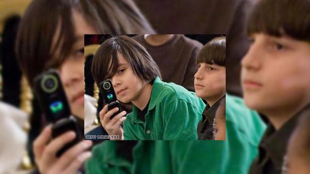 <b>Telefoanele copiilor, monitorizate de parinti si politie</b>CNN ne informeaza intr-un reportaj special ca e acum posibil sa va feriti copilul de cyber-hartuirea atat de plauzibila in ziua de azi, cand pedofilii impanzesc serviciile de social networking, pozand in adolescenti. Mike Harris, un detectiv al unitatii...