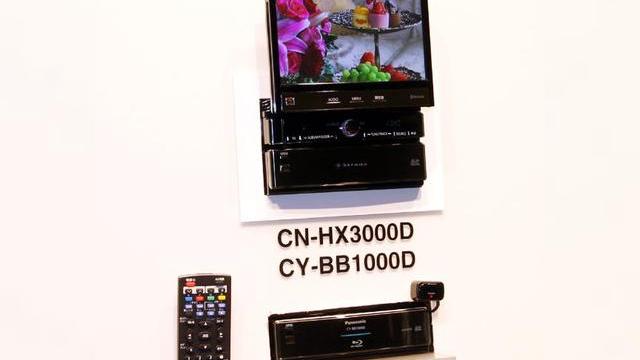 <b>Blu-ray playerul auto Panasonic, acum si cu dock iPod/iPhone</b>Iata ca acum puteti sa renuntati la DVD playerul clasic din masina, optand pentru un model Blu-ray Panasonic, care va sosi cu dock integrat pentru iPod/iPhone si numeroase dotari de top. Playerul este de fapt un sistem media, cu 2 componente separate:...