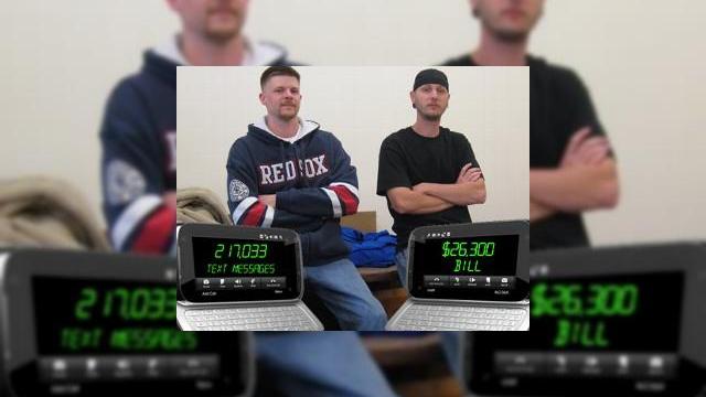 <b>2 barbati din SUA si-au trimis 217.000 de SMS-uri, un nou record mondial la... factura?</b>2 barbati din Pennsylvania, SUA au incercat sa doboare recordul mondial la numarul de SMS-uri trimise pe luna, apropiindu-se mai degraba de un record al costului facturii decat de cel pe care il doreau. Cei 2 au petrecut aproape toata luna martie...