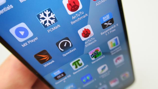 <b>LG Q6: Benchmark-uri low midrange, uşoară supraîncălzire</b>LG Q6 a plusat mult la design, dar a sacrificat bateria şi GPU-ul în drumul spre preţul ideal. Primim un procesor octa core Snapdragon 435, care poate să fi fost acceptat anul trecut prin vară, dar acum pare cam bătrân. În general seria Snapdragon 4xx..