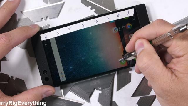<b>Razer Phone ajunge pe mâna lui JerryRigEverything, nu se îndoaie mult, rezistă la zgârieturi ca orice smartphone modern (Video)</b>Pe masa de tortură a lui JerryRig vedem astăzi un smartphone ceva mai special, fiind vorba după cum ați văzut și din titlu despre Razer Phone. Acest terminal care preia din design-ul lui Nexbit Robin vine într-o carcasă complet metalică