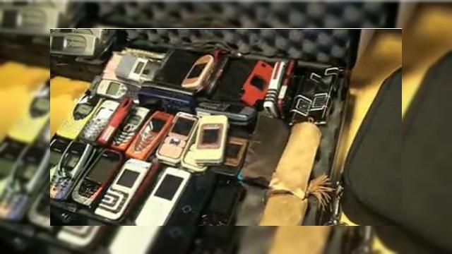 <b>Pivnita cu secrete a celor de la Nokia; colectionarele de telefoane (Video)</b>Daca sunteti impatimiti ai brandului Nokia, nu va puteti totusi compara cu aceste 2 angajate ale finlandezilor, care au colectionat TOATE handseturile produse vreodata de companie si le prezinta in urmatorul clip: Lucrand de nu mai putin de 20 de ani...