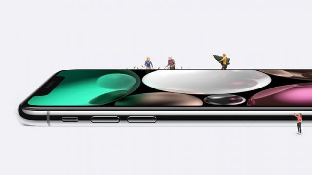 <b>Apple ar fi vândut 6 milioane de unități iPhone X în weekend-ul de Black Friday, varianta de 256 GB fiind preferata cumpărătorilor</b>Cu toate că reducerile de Black Friday asociate lui iPhone X nu au fost extraordinare, retailerii oferind în general vouchere pentru achiziții ulterioare, se pare că vânzările telefonului au fost impresionante. În weekend-ul 24 - 26 noiembrie