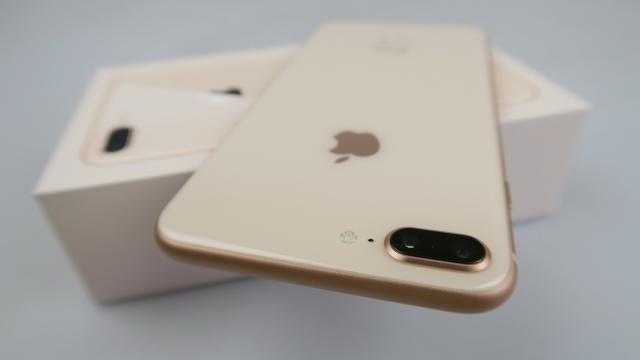 <b>Apple iPhone 8 Plus: Hardware de iPhone X, fără exagerări</b>Probabil cel mai puternic motiv de a cumpăra un iPhone 8 Plus e faptul că are cam acelaşi hardware că iPhone X. E drept că nu are acelaşi ecran, aceeaşi baterie (deşi performanţele sunt cam la fel) şi nici chiar aceleaşi camere, deşi cea principală..