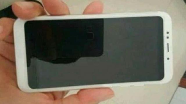 <b>Xiaomi Redmi 5 ar urma să vină cu MIUI 9 preinstalat şi cu un slot SIM hibrid</b>Am aflat chiar ieri că Xiaomi pregăteşte lansarea lui Xiaomi Redmi 5 şi Redmi 5 Plus pentru data de 7 decembrie, iar azi continua să vină informaţiile despre noile terminale. Aflăm spre exemplu că Xiaomi Redmi 5 va avea slot-uri dual SIM hibrid şi va..