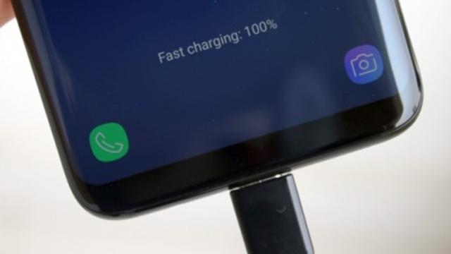 <b>Samsung Galaxy S8 şi Galaxy S8+ şi-ar fi pierdut capacitatea de încărcare rapidă după o actualizare software recentă</b>Potrivit unor utilizatori de Samsung Galaxy S8 și Galaxy S8+ se pare că odată cu un update software primit, telefoanele și-au pierdut din capacitatea de încărcare rapidă. Fie este vorba despre ceva făcut dinadins pentru limitarea supraîncălzirii