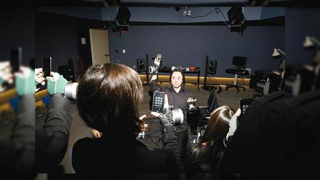 <b>Orchestra de iPhone-uri de la Stanford impresioneaza placut (Video)</b>Pe vremuri, o orchestra era definita de o colectie de instrumente muzicale si de artistii care le foloseau... Acum ai nevoie doar de un grup de "geeks" si de cateva iPhone-uri pentru o orchestra... Este si cazul grupului muzical MoPhO, de la Universitatea...