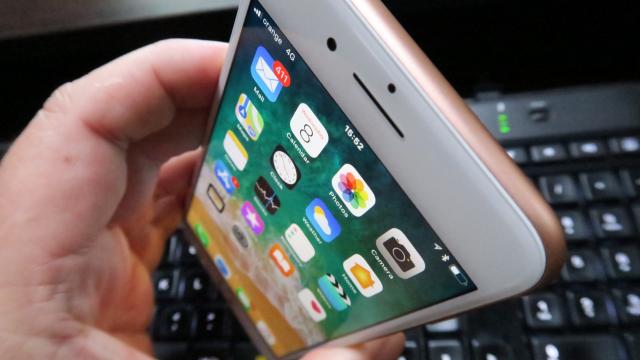 <b>Apple iPhone 8 Plus: Conectivitate la zi cu tot ce vor fanii Apple</b>Apple iPhone 8 Plus are acelaşi tip de conectivitate ca şi iPhone X, modern şi la zi, fără compromisuri. Vine cu suport 4G LTE Categoria 16, cu promisiunea vitezelor Gigabit pe viitor, dar sunt şi zone ale globului în care se vinde varianta cu modem LTE..