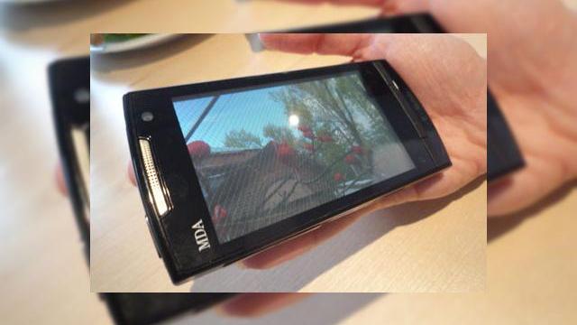 <b>HTC Touch Diamond2 fotografiat in actiune, in varianta T-Mobile</b>HTC Touch Diamond2 este cunoscut sub numele de T-Mobile MDA Compact V, in varianta pusa in vanzare de catre acest operator. Handsetul urmeaza sa soseasca pe piata catre finalul lunii, cu un bonus navigational care va tenta noii clienti, dar pana atunci sa...