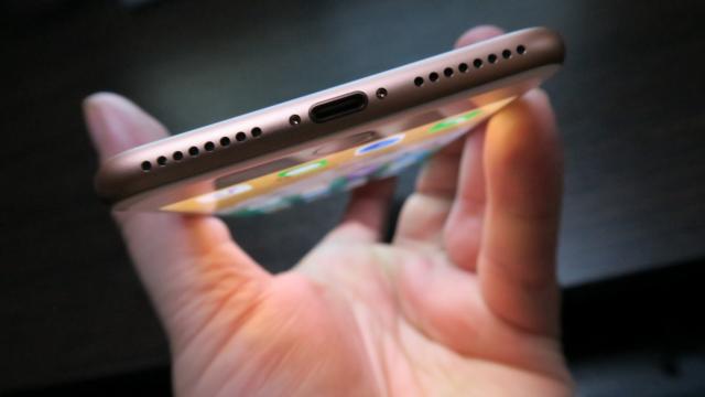 <b>Apple iPhone 8 Plus: Multimedia stereo cu volum foarte ridicat</b>Era o perioadă când iPhone-urile nu se mândreau prea mult cu titlul de music phones şi nici nu aveau decât un singur difuzor de etalat. Odată cu anul 2016 a descoperit şi Apple că poţi pune earpiece-ul la treabă în completarea difuzorului de jos.